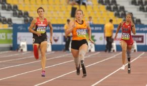 Irmgard Bensusan läuft auf die Ziellinie