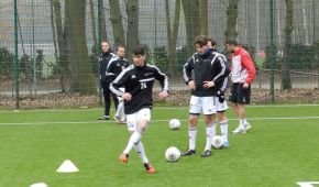 Nationalspieler Michel Reuter bei Passübungen am Kölner Geißbockheim