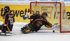 Parade des Keepers beim Sledge-Eishockey