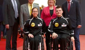 Lars Wiesel-Bauer (l.), Sandra Mikolaschek und Thomas Schmidberger (vorne), Friedhelm Julius Beucher (r.)