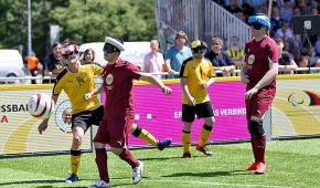 Zweikampf im Blindenfußball