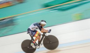 Kerstin Brachtendorf startet in der Einzelverfolgung im Velodrom.