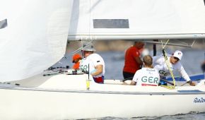 Das Dreimann-Kielboot Sonar mit Lasse Klötzing (rechts)