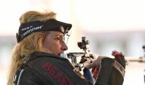 Manuela Schmermund mit dem Kleinkalibergewehr