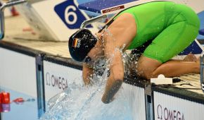 Maike Naomi Schwarz am Beckenrand, macht sich vor dem Start mit Wasser nass