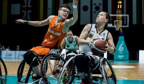 Eine deutsche Rollstuhlbasketballerin im Duell mit einer niederländischen Gegenspielerin.