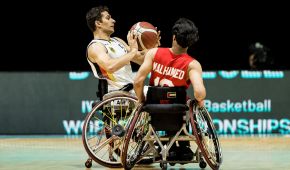 Rollstuhlbasketballer Nico Dreimüller im WM-Achtelfinale im Kampf um den Ball