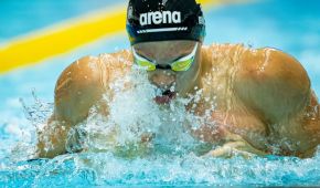 Taliso Engel in Aktion beim Brustschwimmen