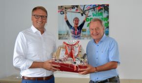 Der neue Generalsekretär Stefan Kiefer bekommt von Präsident Friedhelm Julius Beucher ein Geschenkpaket überreicht