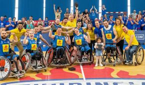 Rollstuhlbasketballer der Thuringia Bulls jubeln über den Gewinn der Deutschen Meisterschaft