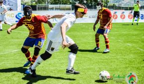 Ein deutscher Spieler im Zweikampf mit einem spanischen Gegener