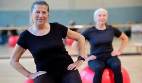 Zwei Damen bei Rehabilitationssport auf dem Pezzi-Ball