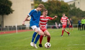 Zwei Fußballspieler duellieren sich im Zweikampf um den Ball