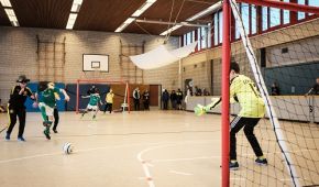Junge schießt auf das Tor