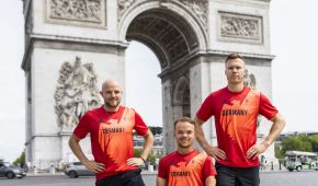 Die Para Leichtathleten Noah Bodelier, Yannis Fischer und Markus Rehm vor dem Arc de Triomphe de I`Étoile in Paris