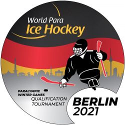 Logo für das Qualifikationsturnier mit den Farben der Deutschlandfahne und der Berline Skyline im Hintergrund und einer Grafik eines Para Eishockeyspieler im Vordergrund