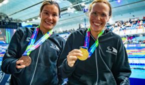 Gina Böttcher und Tanja Scholz strahlen mit ihren Medaillen