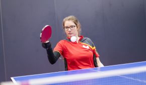 Jana Spegel holt zum Schlag aus