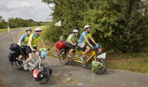 Tandem-Fahrer*innen bei der Mut-Tour in Action.