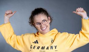 Maya Fügenschuh reckt die Arme nach oben und lacht