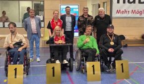 Die erstplatzierten Para Boccia Spieler präsentieren ihre Medaillen von der DM.
