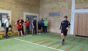 Thomas Pfannkuch, Bundestrainer im CP-Fußball und Leiter des Workshops, demonstrierte den Teilnehmern einige praktische Übungen.