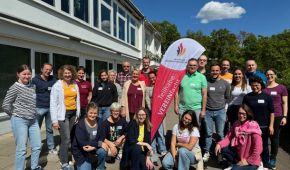 Gruppenbild der Teilnehmer*innen des Netzwerktreffens TeilhabeVEREINfacht