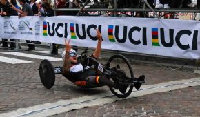 Vico Merklein fährt mit dem Handbike jubelnd über die Ziellinie.