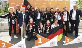 Die deutschen Medaillengewinner*innen der World Transplant Games posieren gemeinsam mit Medaillen