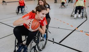 Zwei Mädchen spielen Rollstuhlbasketball