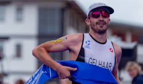 Para Triathlet Max Gelhaar beim Zieleinlauf.