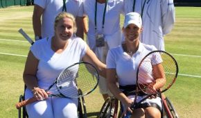 Katharina Krüger (r.) mit Doppelpartnerin Louise Hunt in Wimbledon