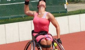 Katharina Krüger beim Aufschlag