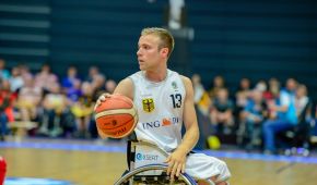 Thomas Böhme dribbelt