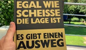 Das Buch mit dem Titel "Egal wie scheiße die Lage ist - Es gibt einen Ausweg" wird präsentiert