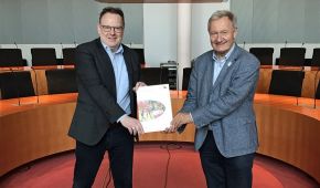 Torsten Burmester und Friedhelm Julius Beucher im Sitzungssaal des Deutschen Bundestages