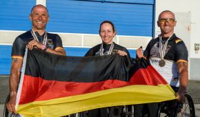 Annika Zeyen, Bernd Jeffré und Vico Merklein mit der Deutschlandfahne