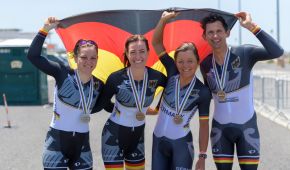 Maike Hausberger, Denise Schindler, Kerstin Brachtendorf und Michael Teuber beim Jubel mit der Deutschlandfahne