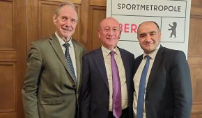 Gruppenfoto von Dr. Karl Quade, Ilgar Rahimov und Özcan Mutlu vor einem Sportmetropole Berlin Roll-Up.
