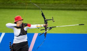Flora Kliem spannt den Bogen. Einen kurzen Augenblick später wird sie den Pfeil loslassen, der dann losfliegt und eine möglichst hohe Punktzahl erzielen soll. Die Zielscheibe befindet sich in ihrer Disziplin Recurve 70 Meter entfernt.