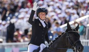 Anna-Lena Niehues auf ihrem Pferd Quimbaya freut sich