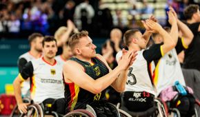 Jan Haller klatscht enttäuscht in die Hände
