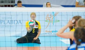 Ronja Schmölders beim Aufschlag
