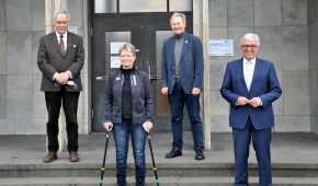 BSV-Präsident Karl-Peter Bruch, Paralympics-Siegerin Hannelore Brenner, DBS-Präsident Friedhelm Julius Beucher und Minister Roger Lewentz, MdL, vor der Geschäftsstelle des Sportbunds Rheinland