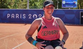 Katarina Krüger bereitet sich für die Paralympics in Paris vor. Hier hat Fotograf Mathias Schulz sie am Rande ihres Trainings in Paris für ein Schnappschuss getroffen. Krüger sitzt dabei in ihrem Wettkampfrollstuhl.