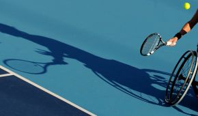 Schatten eines Rollstuhltennisspielers auf dem Tennisfeld