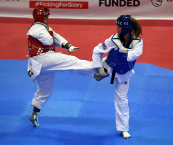 Zwei weibliche Taekwondo Sportlerinnen