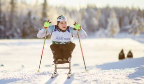 Anja Wicker beim Anschub mit ihren Skistöcken