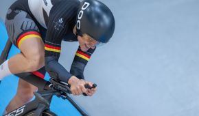 Para Radsport-Athletin Maike Hausberger lächelt auf dem Rad im Pariser Velodrom