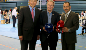 DBS-Präsident Beucher und Präsident der Deutschen Taekwondo-Union Soo Nam Park freuen sich am Rande der Deutschen Meisterschaft in Gummersbach über die Aufnahme der Sportart ins paralympische Programm